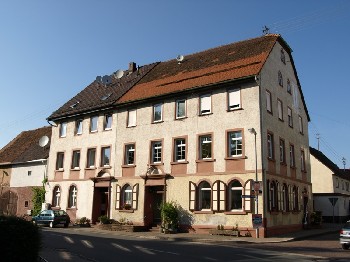 Wohnhaus mit Ladengeschäft und 2 Wohnungen